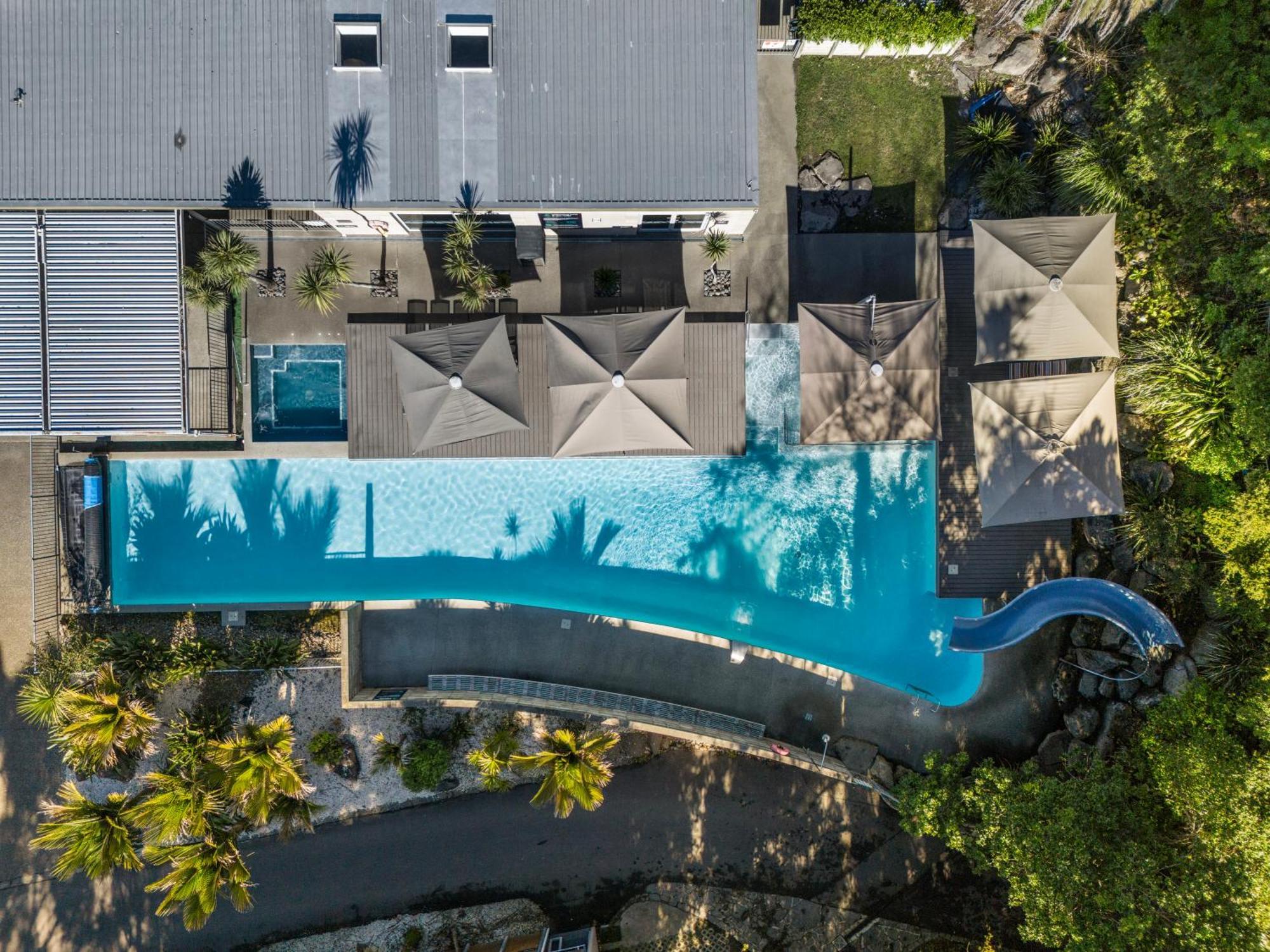 Tasman Holiday Parks - Waihi Beach Ngoại thất bức ảnh Aerial view of the pool