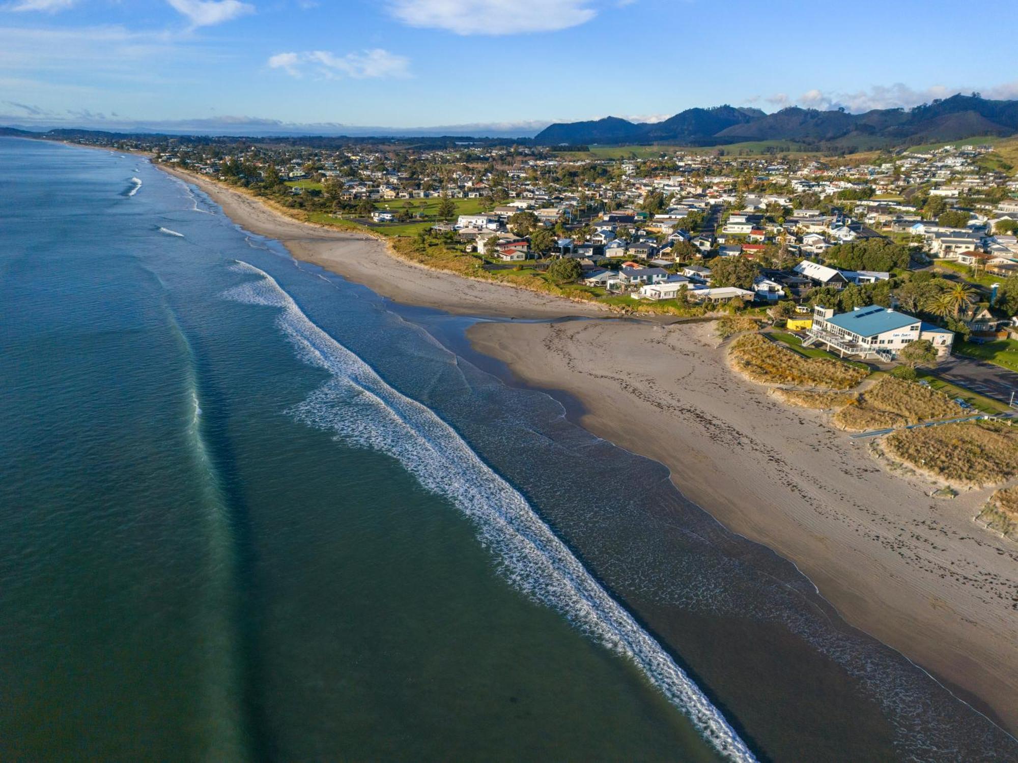 Tasman Holiday Parks - Waihi Beach Ngoại thất bức ảnh Aerial view of the beach at Waikuku