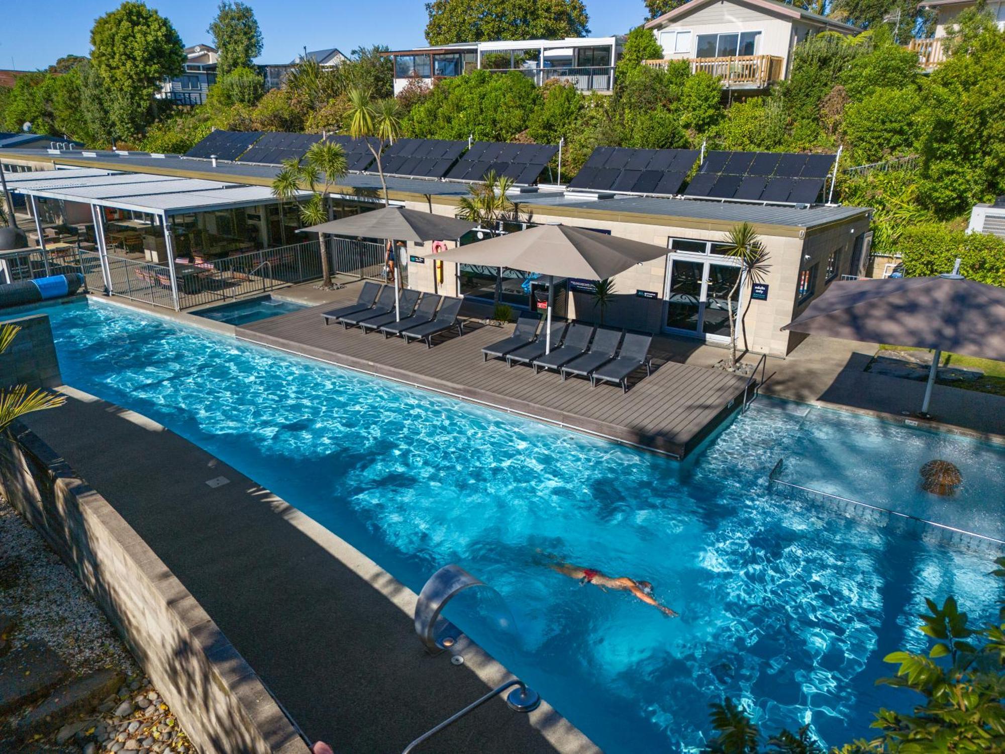 Tasman Holiday Parks - Waihi Beach Ngoại thất bức ảnh The swimming pool at the hotel