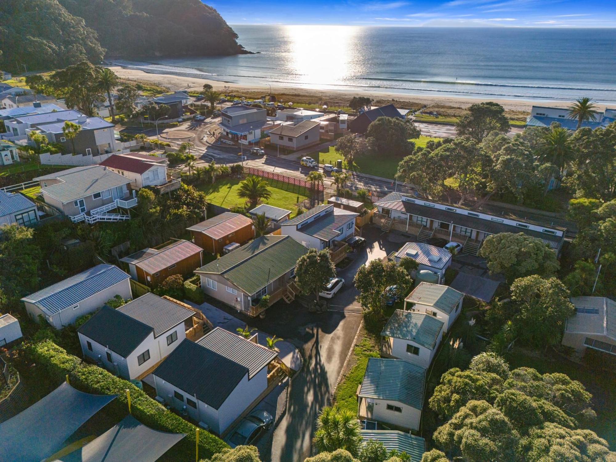 Tasman Holiday Parks - Waihi Beach Ngoại thất bức ảnh Aerial view of the town