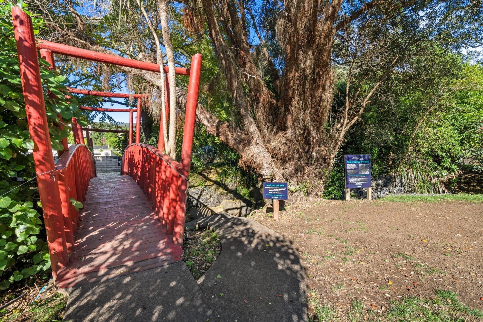 Tasman Holiday Parks - Waihi Beach Ngoại thất bức ảnh The bridge at the entrance to the park