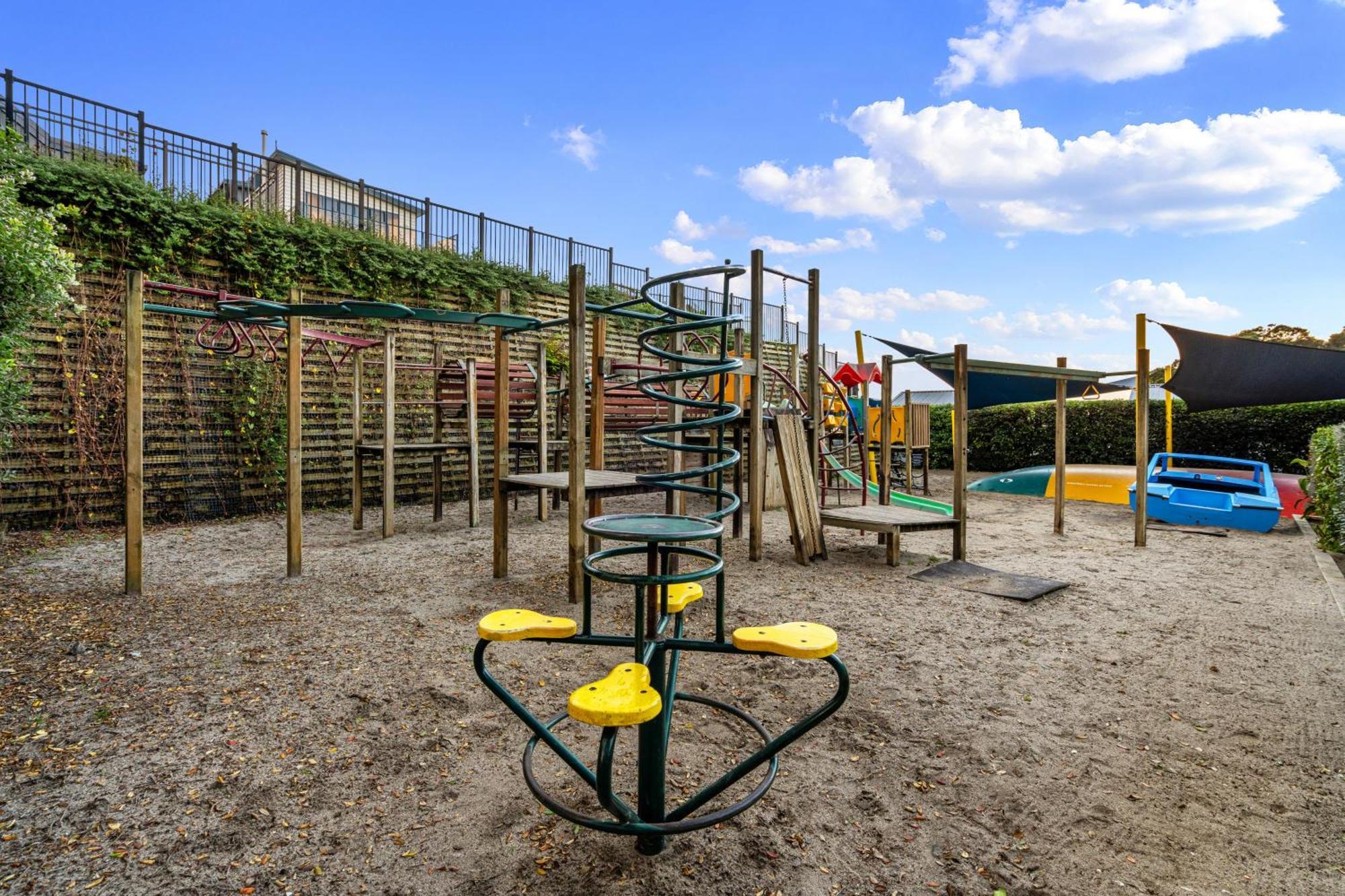 Tasman Holiday Parks - Waihi Beach Ngoại thất bức ảnh Playground at the school