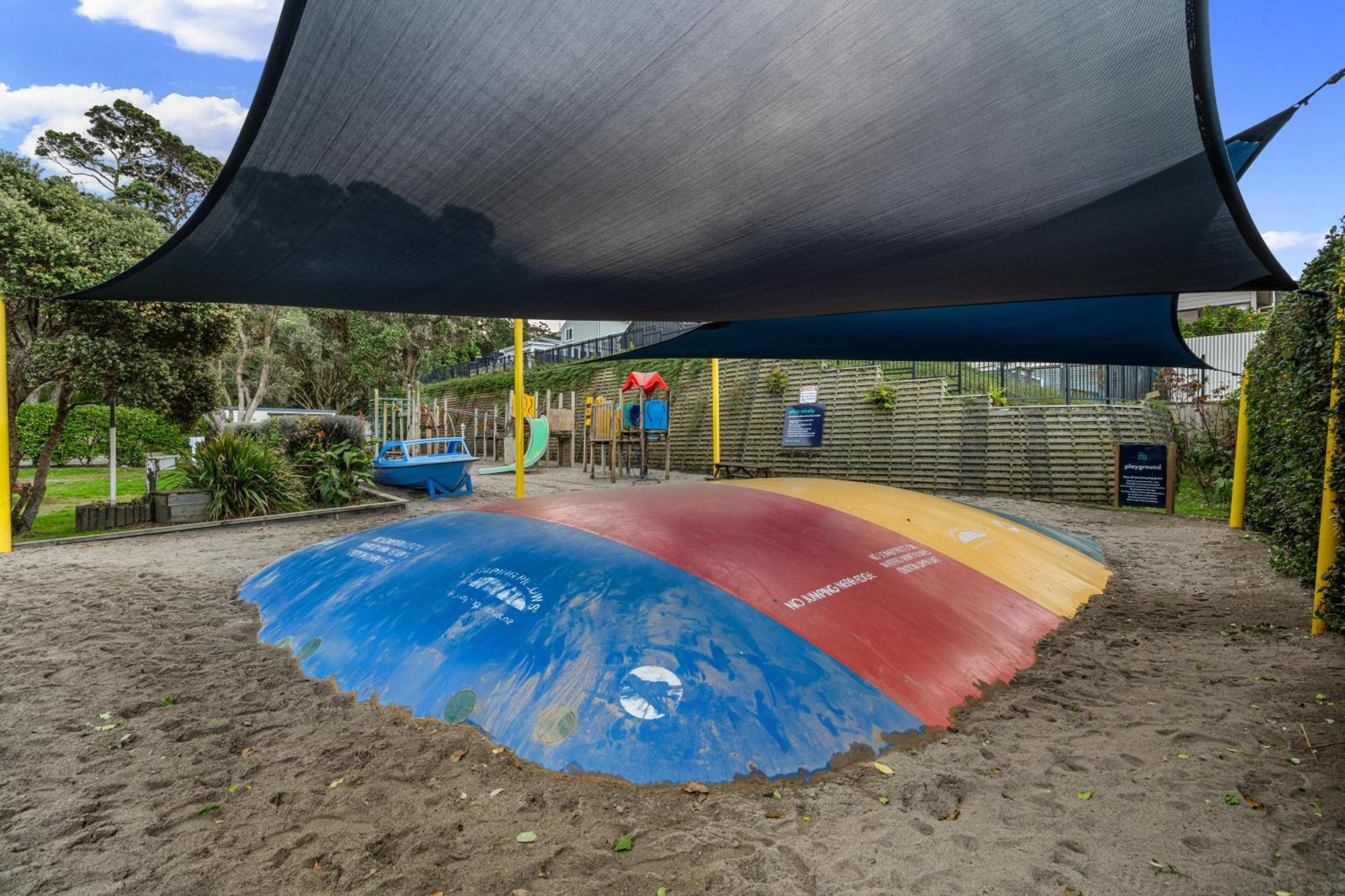 Tasman Holiday Parks - Waihi Beach Ngoại thất bức ảnh A jumping pillow at a playground in New Zealand
