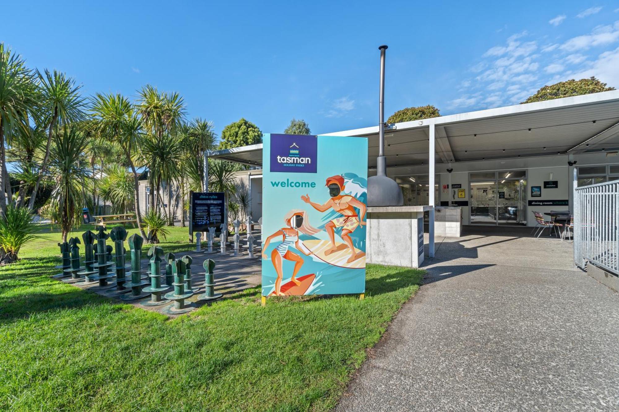 Tasman Holiday Parks - Waihi Beach Ngoại thất bức ảnh The entrance to the pool
