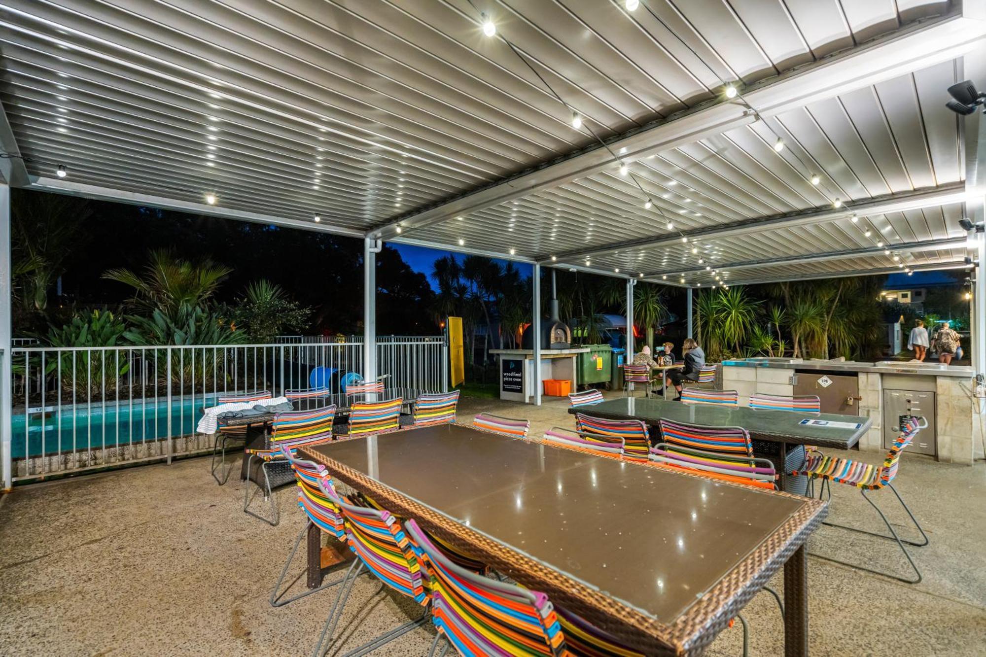 Tasman Holiday Parks - Waihi Beach Ngoại thất bức ảnh A louvred roof system