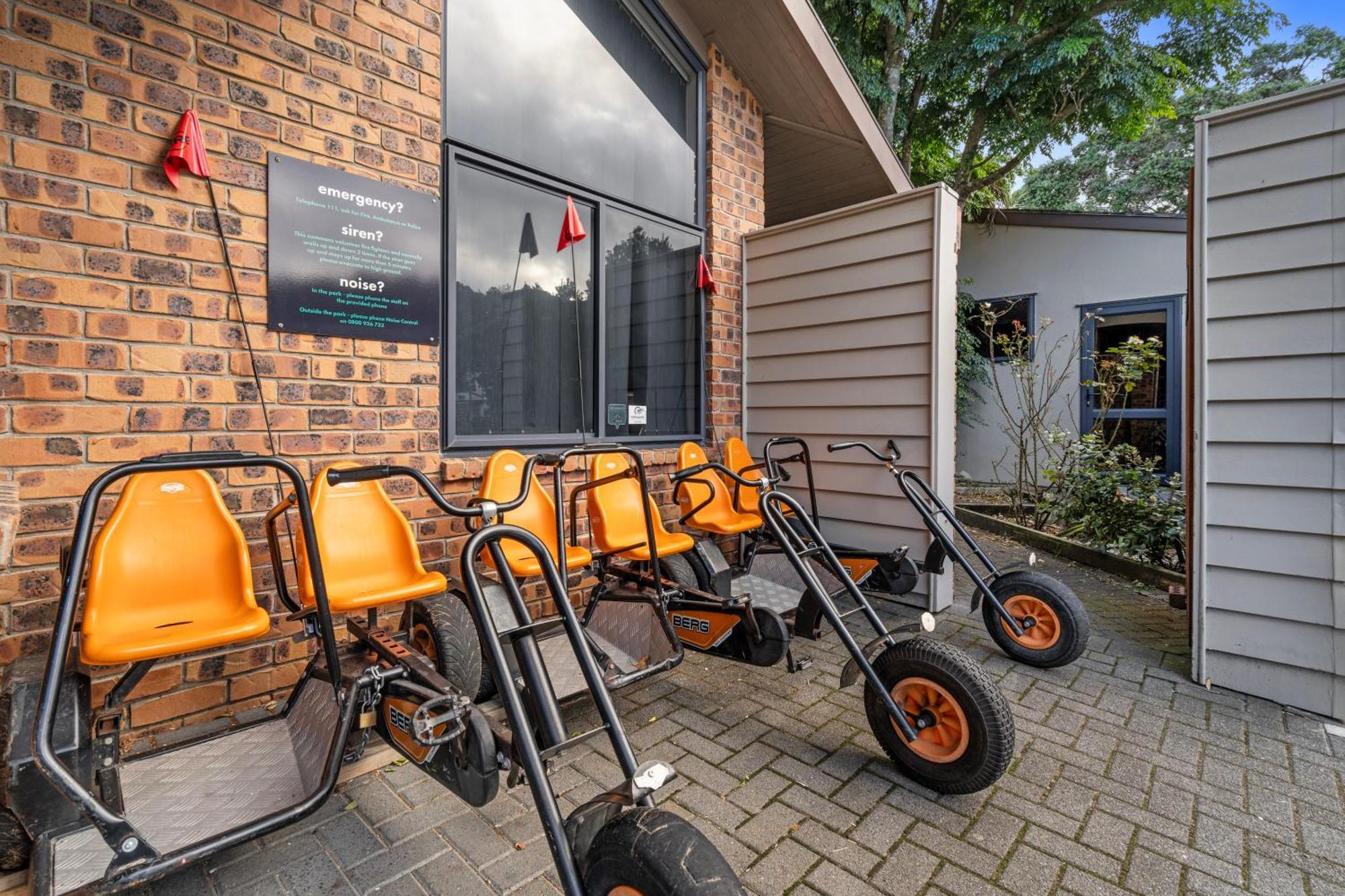 Tasman Holiday Parks - Waihi Beach Ngoại thất bức ảnh The bike share at the visitor centre