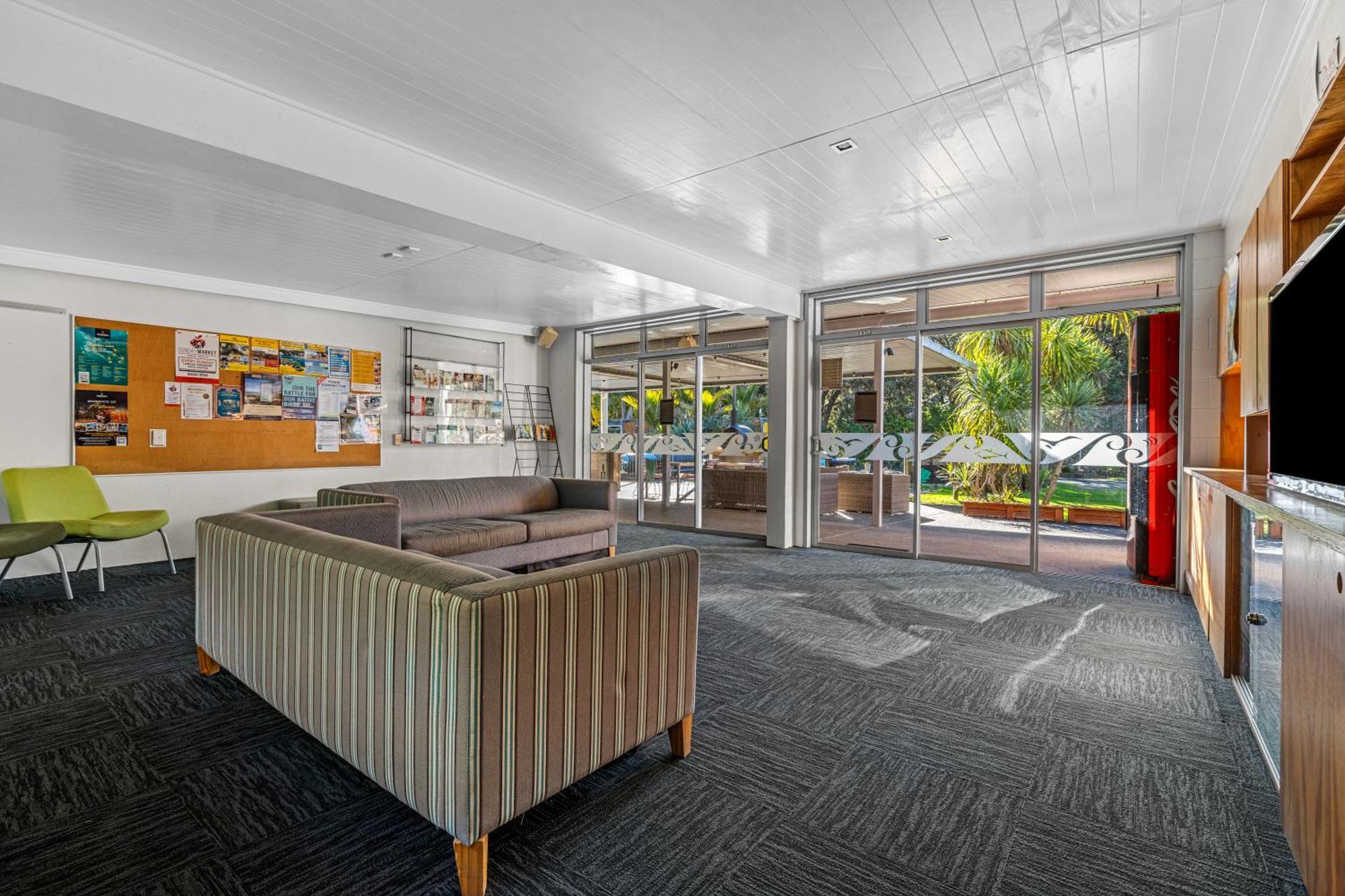 Tasman Holiday Parks - Waihi Beach Ngoại thất bức ảnh The interior of the school's main building