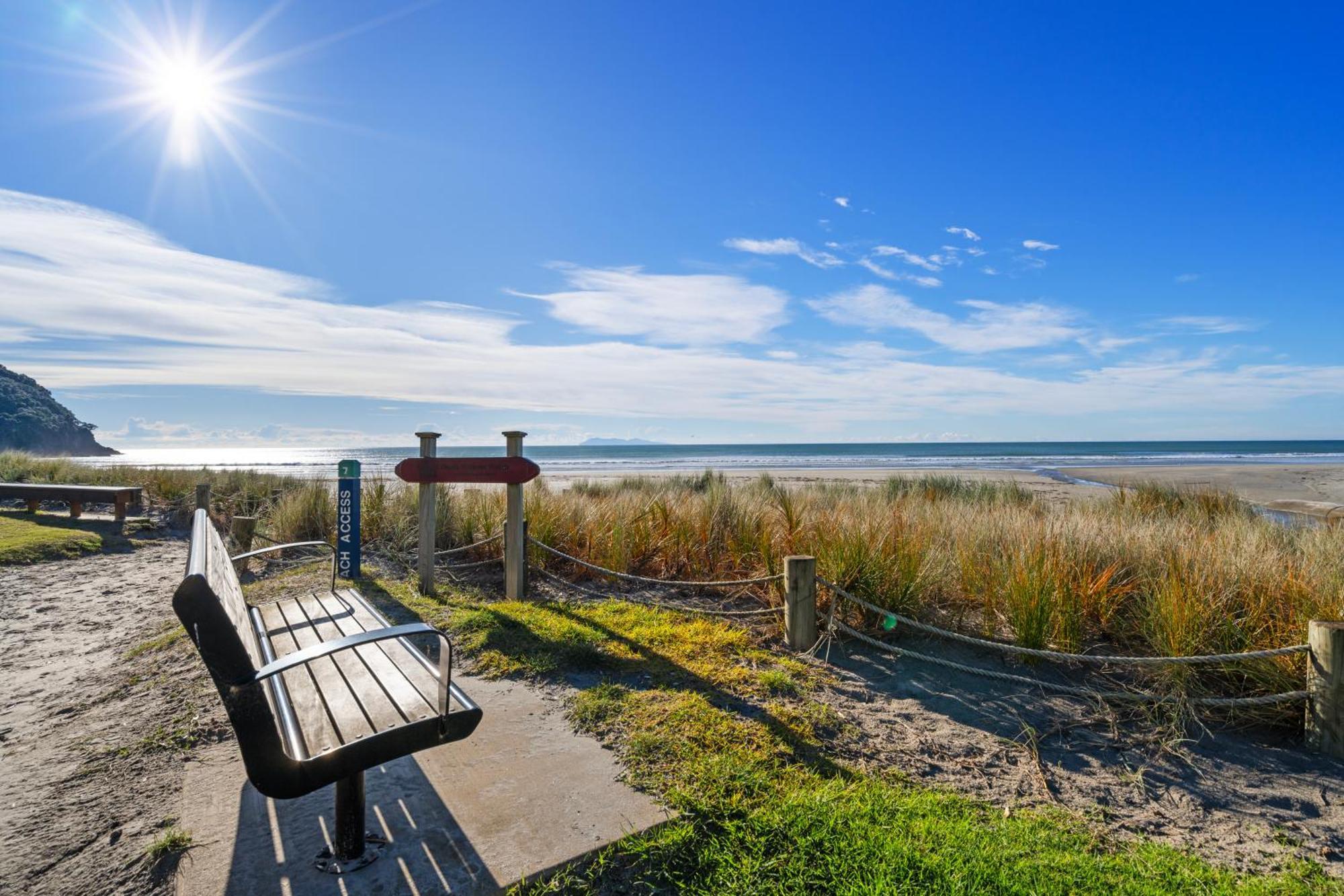 Tasman Holiday Parks - Waihi Beach Ngoại thất bức ảnh The beach at the end of the boardwalk