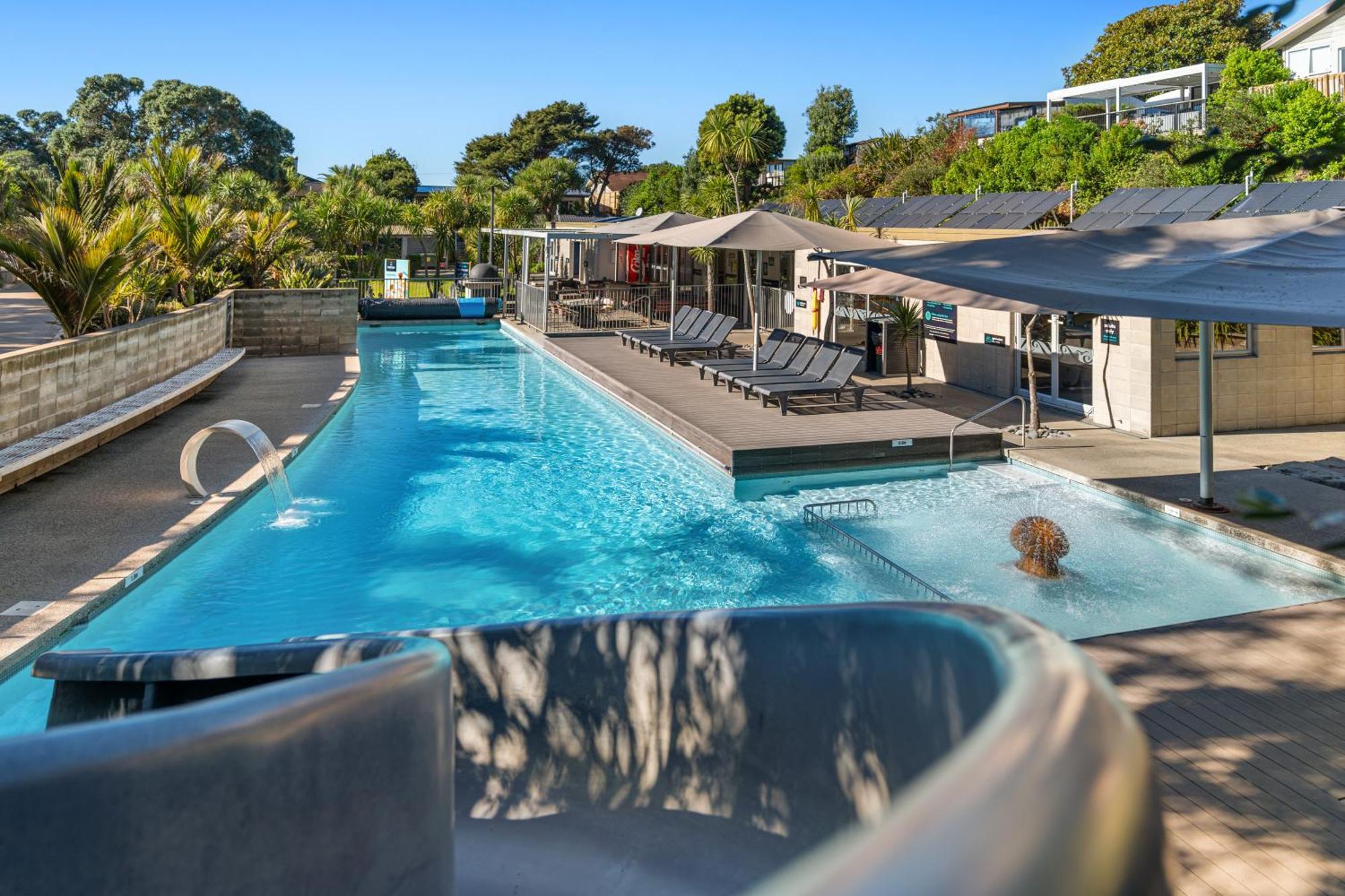 Tasman Holiday Parks - Waihi Beach Ngoại thất bức ảnh The pool at the Bay of Many Coves