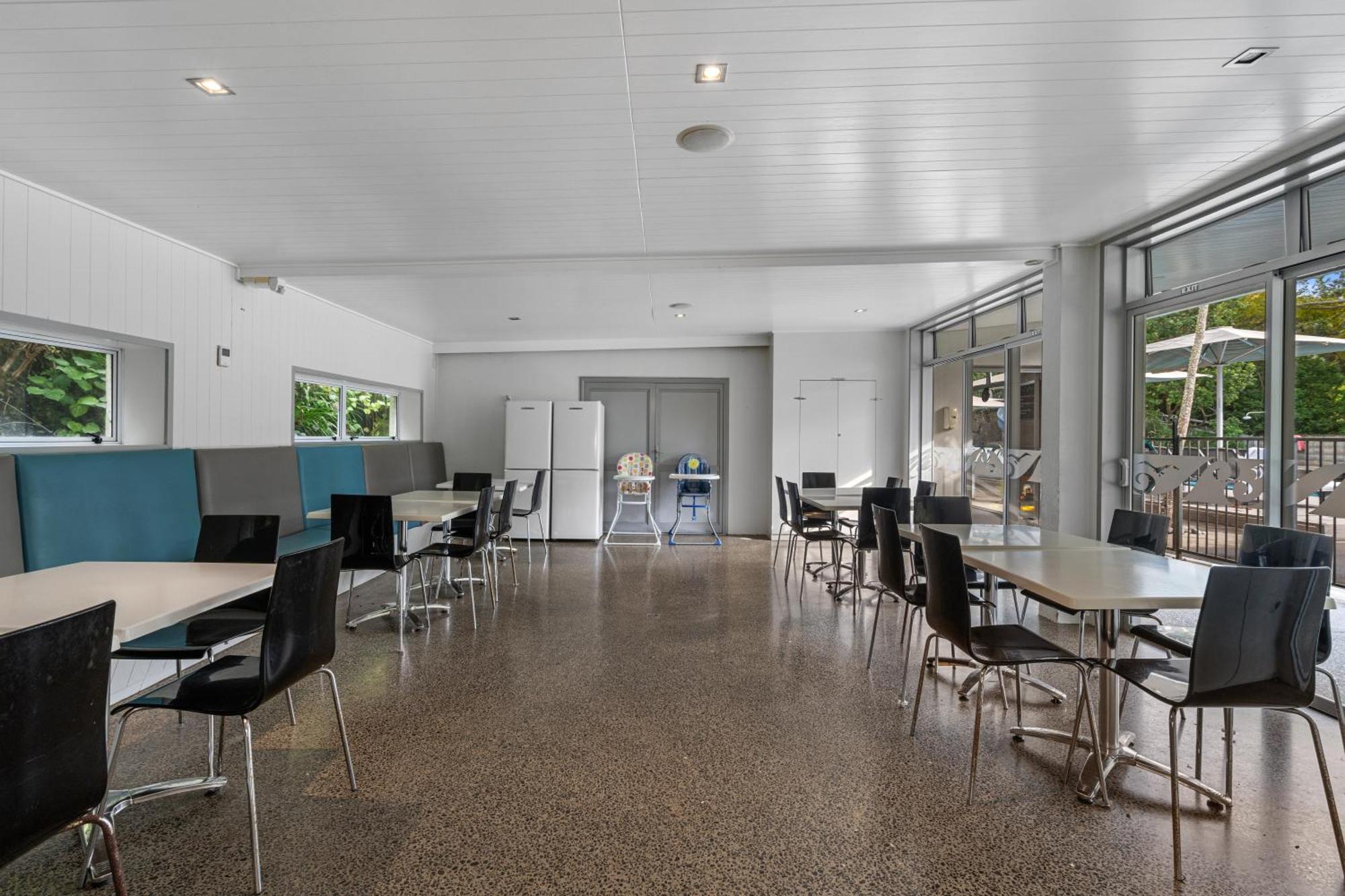 Tasman Holiday Parks - Waihi Beach Ngoại thất bức ảnh The interior of the library