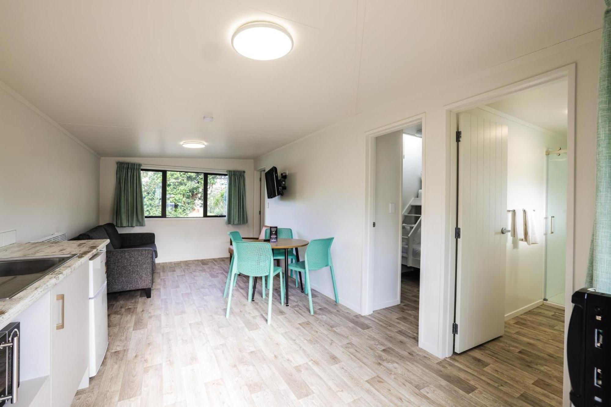 Tasman Holiday Parks - Waihi Beach Ngoại thất bức ảnh A typical one-bedroom apartment at the park