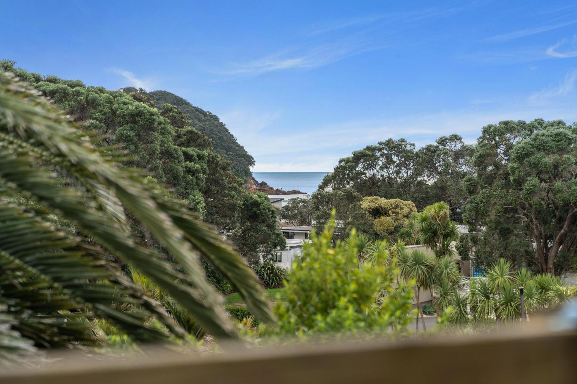 Tasman Holiday Parks - Waihi Beach Ngoại thất bức ảnh View of the bay from the town