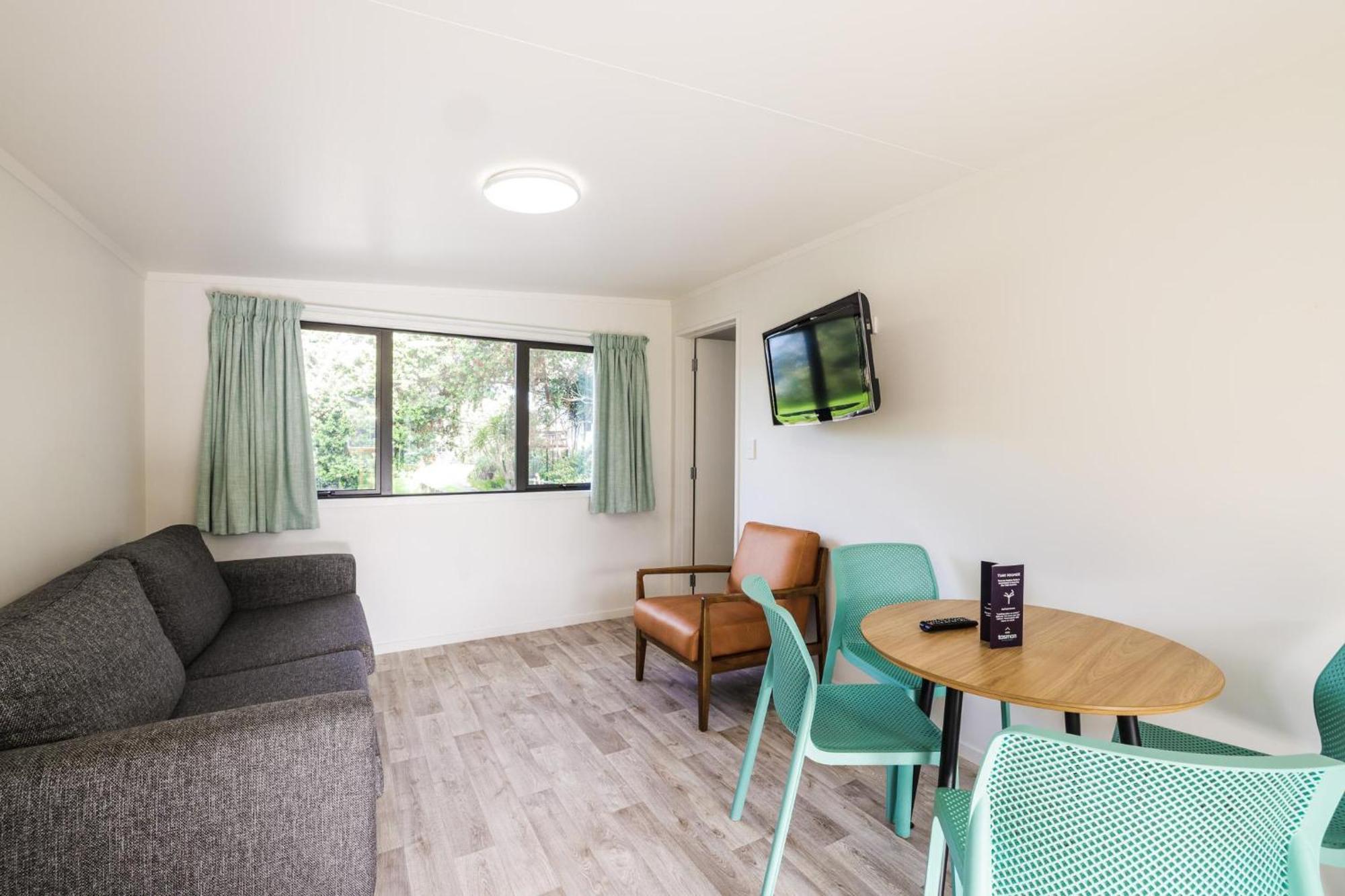 Tasman Holiday Parks - Waihi Beach Ngoại thất bức ảnh Living area of a one bedroom apartment