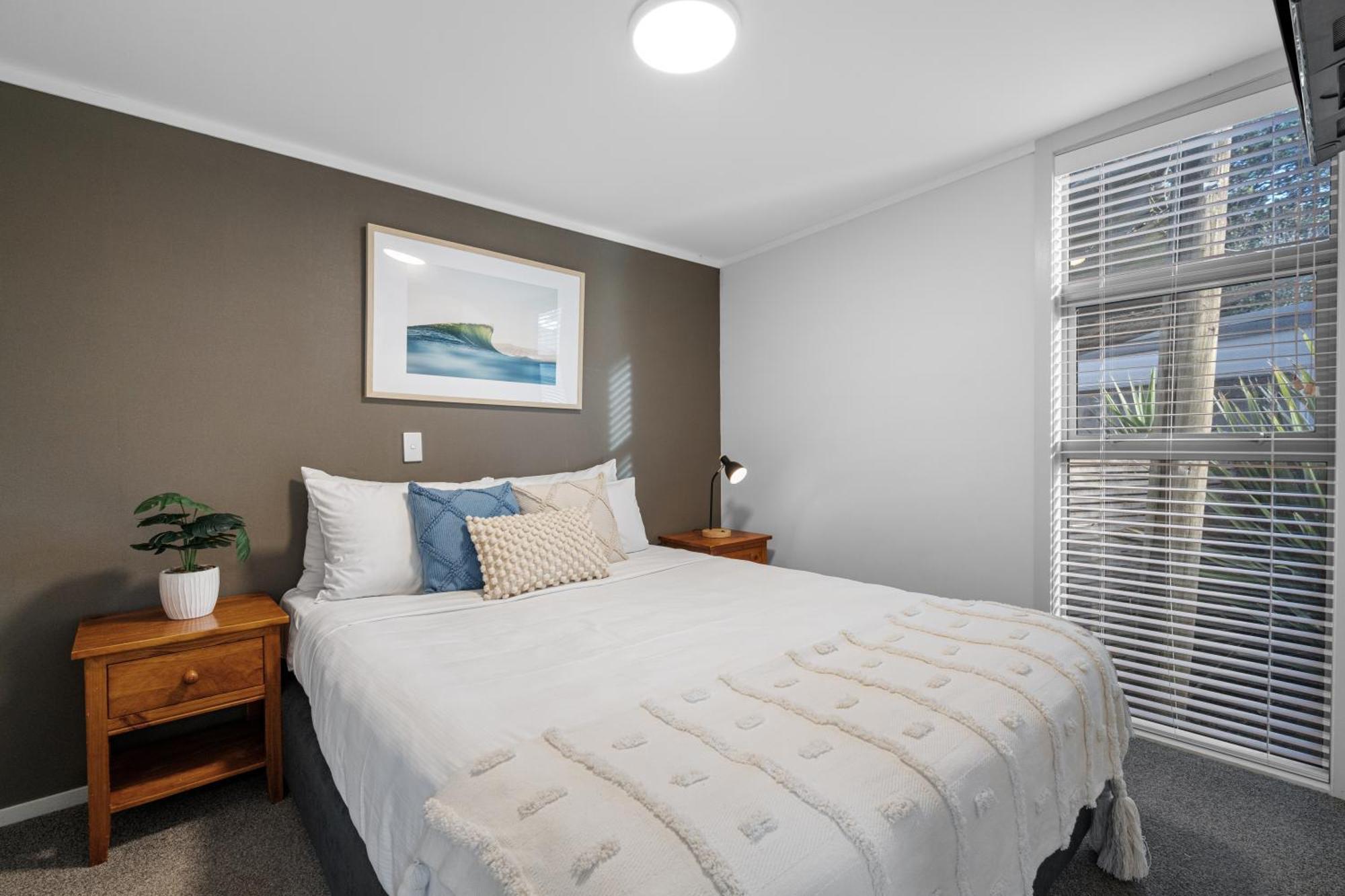 Tasman Holiday Parks - Waihi Beach Ngoại thất bức ảnh A bedroom in a typical apartment