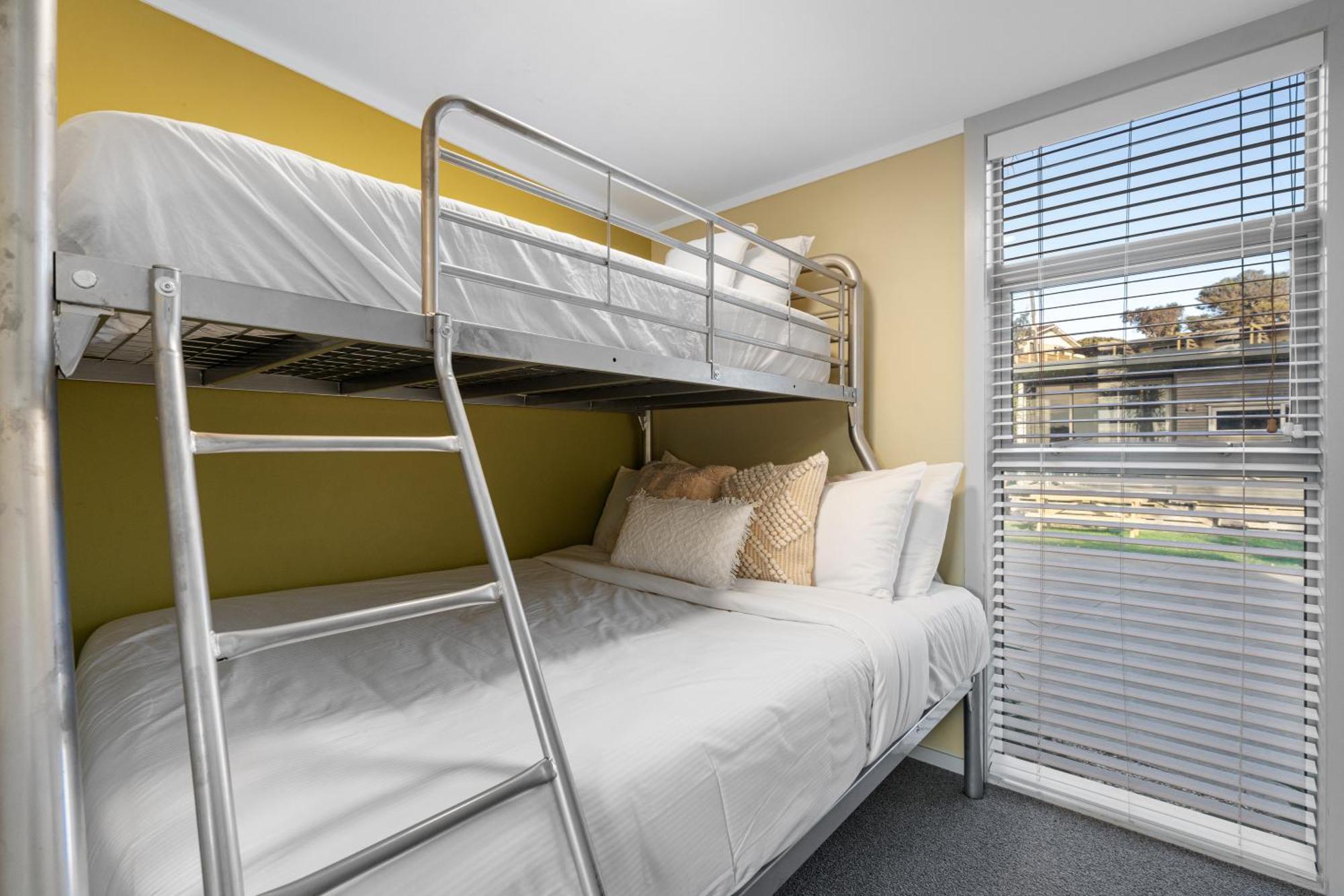 Tasman Holiday Parks - Waihi Beach Ngoại thất bức ảnh A bunk bed