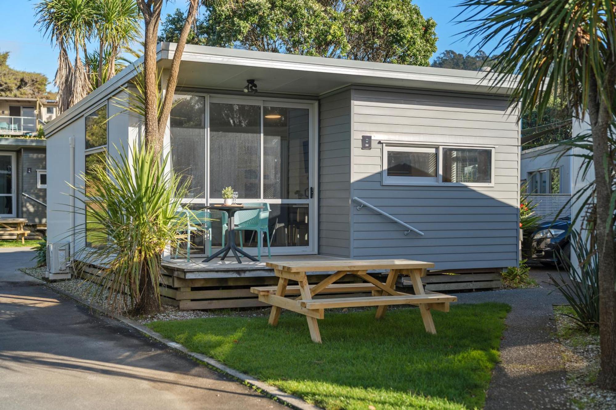 Tasman Holiday Parks - Waihi Beach Ngoại thất bức ảnh A bach at a holiday park in New Zealand