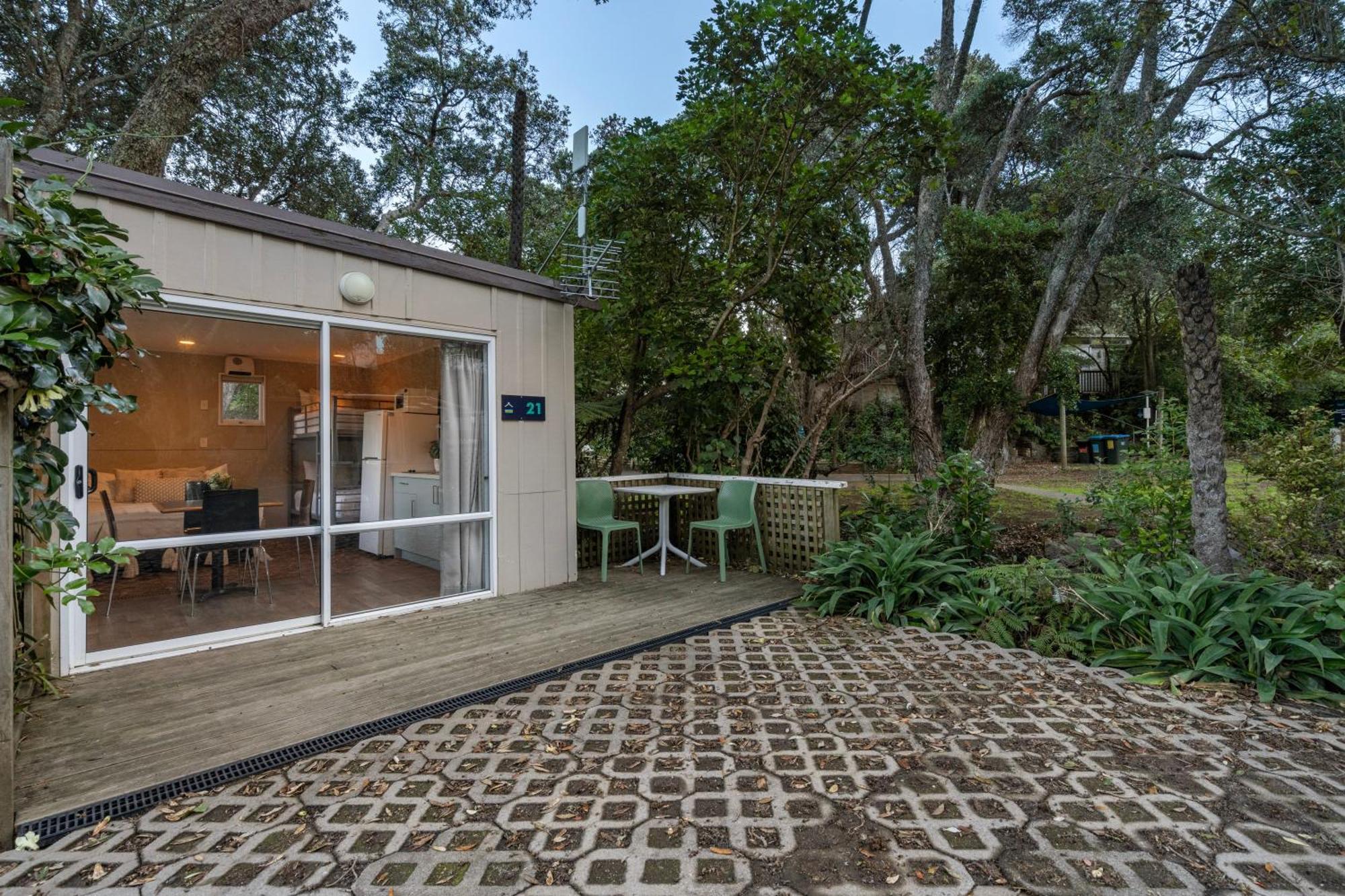 Tasman Holiday Parks - Waihi Beach Ngoại thất bức ảnh A typical house at the village