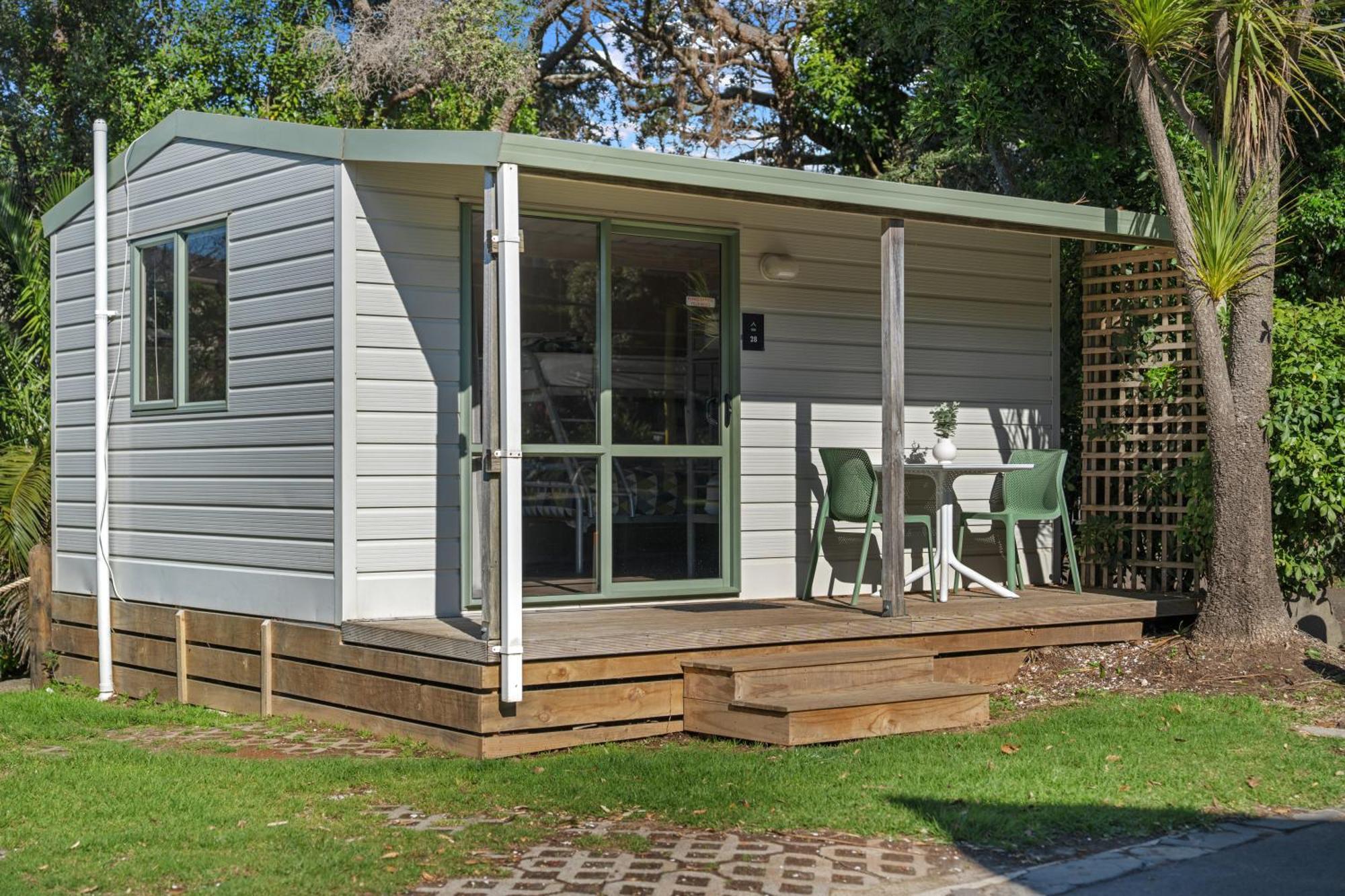 Tasman Holiday Parks - Waihi Beach Ngoại thất bức ảnh A bach in Auckland, New Zealand