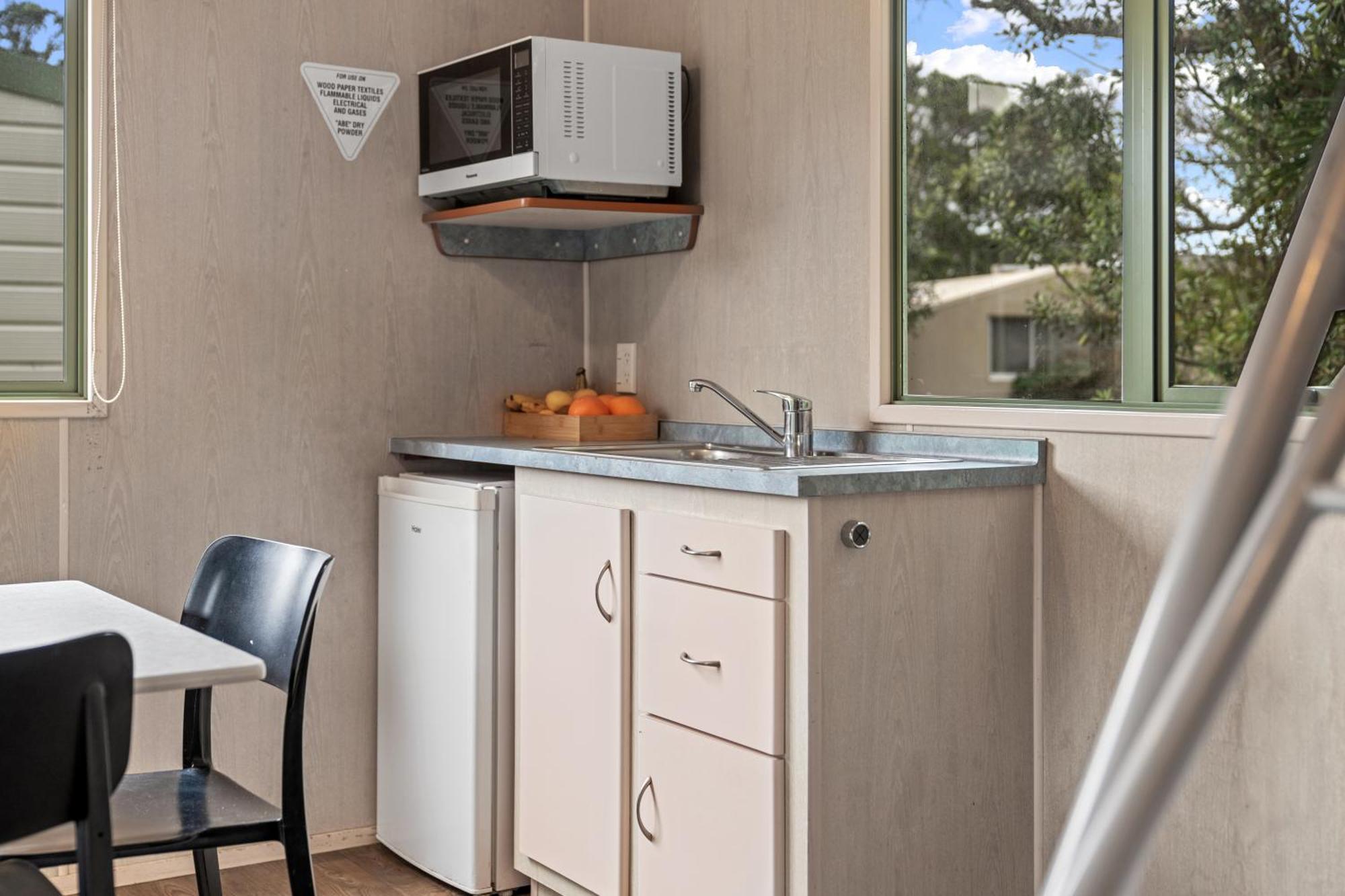 Tasman Holiday Parks - Waihi Beach Ngoại thất bức ảnh A typical kitchen in a typical studio