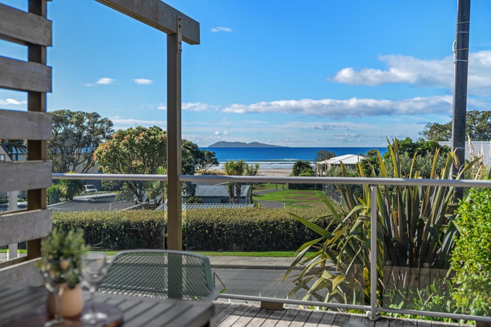 Tasman Holiday Parks - Waihi Beach Ngoại thất bức ảnh View of the bay from a house in Red Beach