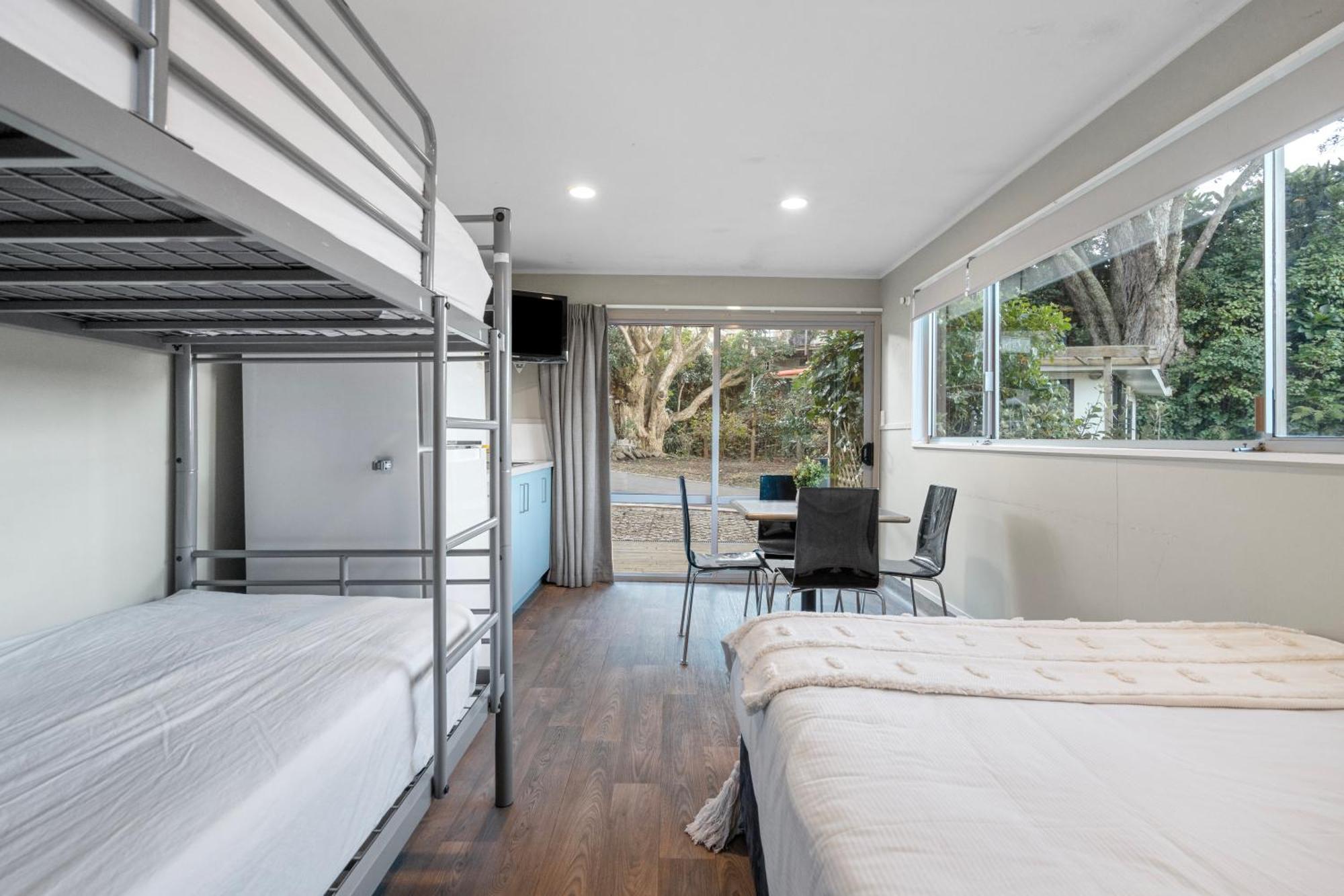 Tasman Holiday Parks - Waihi Beach Ngoại thất bức ảnh A typical studio at the University of Western Australia