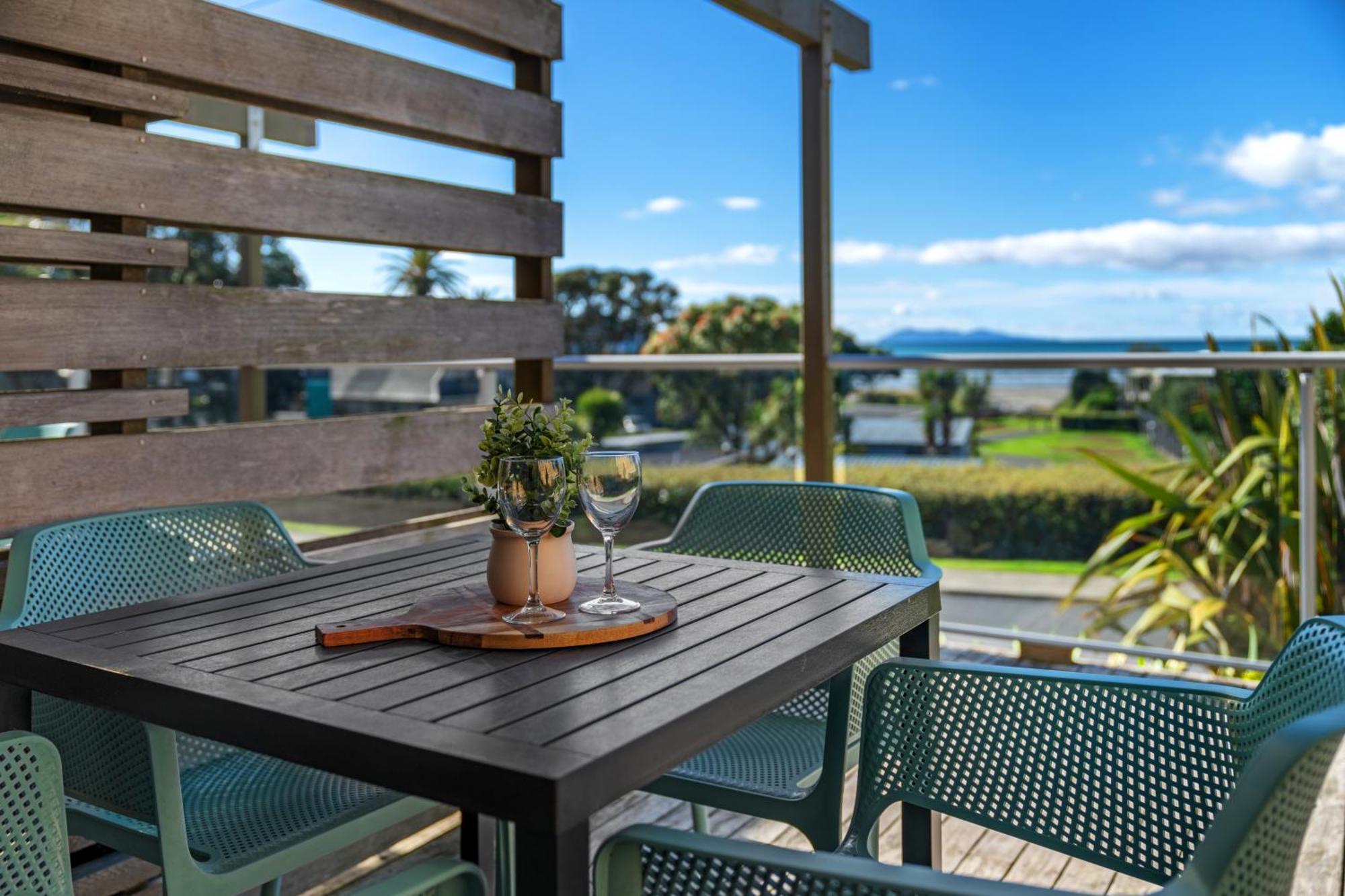 Tasman Holiday Parks - Waihi Beach Ngoại thất bức ảnh A balcony in New Zealand